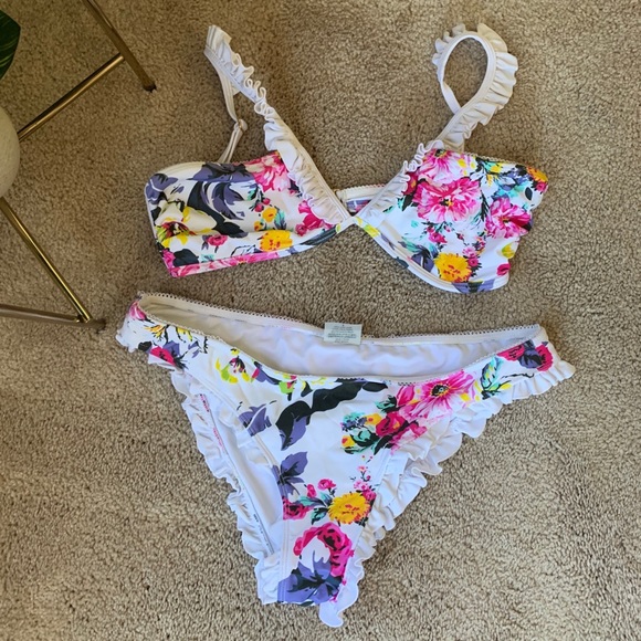 Jessie James Decker Amore and Sorvette Bikini - Picture 3 of 14